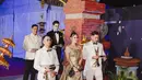 Rambutnya yang ditata oleh @ranggayusuf dalam gaya updo elegan melengkapi penampilan megahnya. Sementara wajahnya dipulas dengan makeup bergaya glam yang flawless karya @bubahalfian. [@styledbyrevashion/@lunamaya].