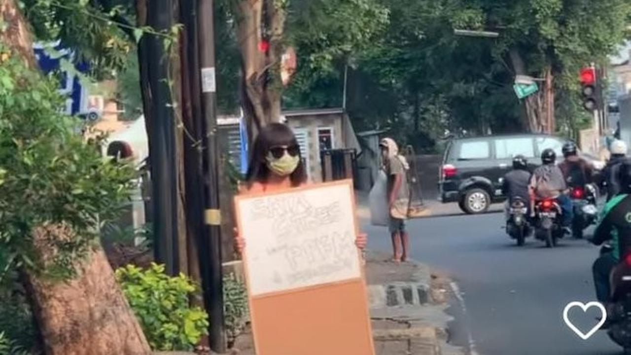 Video aksi Dinar Candy berbikini di pinggir jalan (Instagram)