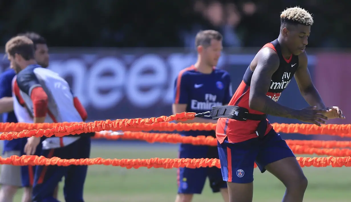 Bek PSG, Presnel Kimpembe, berlatih ringan di Miami Shores, Florida, Senin (17/7/2017). PSG bersiap menghadapi turnamen International Champions Cup. (AP/Carl Juste)