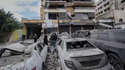 Serangan ini merupakan bagian dari eskalasi ketegangan di perbatasan, dengan fokus pada fasilitas yang diklaim Israel sebagai milik Hizbullah. Tampak dalam foto, warga memeriksa lokasi serangan udara Israel yang menghantam sebuah gedung apartemen di Dahiyeh, pinggiran selatan Beirut, Lebanon, Senin, 30 Maret 2026. (AP Photo/Hassan Ammar)