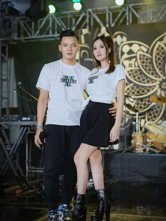 Nella dan Dory menjadi salah satu pasangan artis yang disukai oleh netizen. Sama-sama berprofesi sebagai penyanyi dangdut, keduanya pun kerap berduet di atas panggung. Tak jarang, mereka juga memakai outfit couple saat membawakan tembang andalan. (Liputan6.com/IG/@nellakharisma)