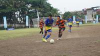 Dua pemain dari dua desa, tengah memperebutkan bola dalam salah satu pertandingan Liga Desa Garut 2022. (Liputan6.com/Jayadi Supriadin)