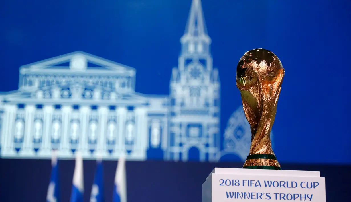 Trofi Piala Dunia ditampilkan dalam kongres FIFA di Moskow, Rusia, Rabu (13/6). Sebagian pengamat memprediksi Maroko akan gagal untuk menjadi tuan rumah Piala Dunia 2026. (AP Photo/Pavel Golovkin)
