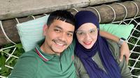 Kesetiaan Aldila Jelita jangan diragukan lagi ke Indra Bekti. Ia selalu menemani sang suami baik suka maupun duka. Momen kebersamaan Dila dengan Bekti ini pun selalu menarik untuk dilihat. (Liputan6.com/IG/dhila_bekti)