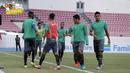 Para pemain Timnas Indonesia saat melakukan uji coba lapangan di Philippine Sports Stadium, (18/11/2016).  (Bola.com/Nicklas Hanoatubun)
