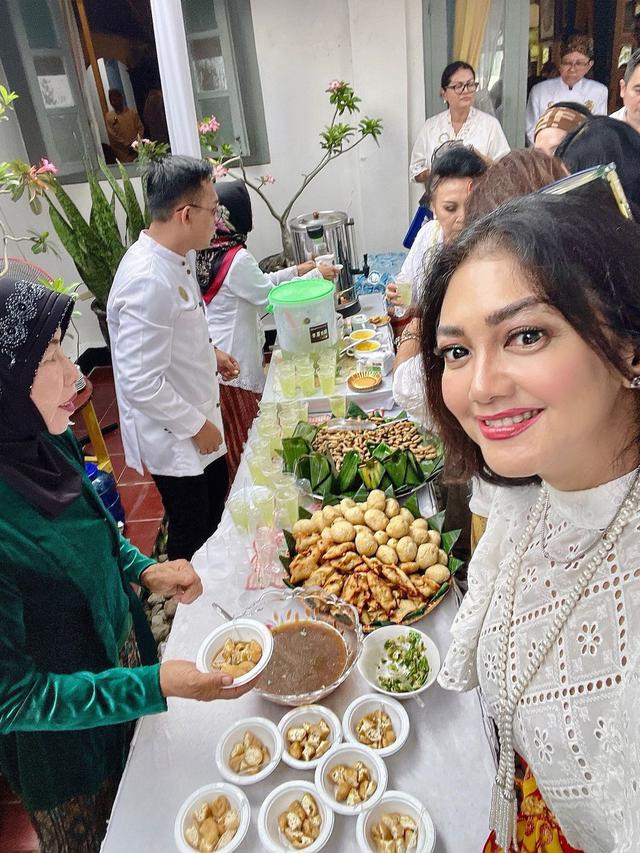 Potret Bella Saphira Cicipi Kuliner Tradisional di Keraton Kasepuhan Cirebon, Foto Bareng Kanjeng Ratu