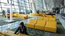 Petugas membersihkan kursi di boarding lounge 3 Bandara Soekarno-Hatta, Tangerang, Senin (24/04). Terminal 3 siap melayani penerbangan internasional yang dioperasikan maskapai penerbangan Garuda Indonesia. (Liputan6.com/Fery Pradolo)