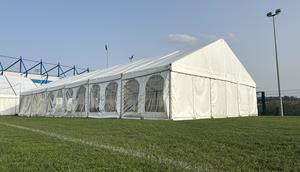 Sebuah stan sementara dibangun klub Mansfield Town untuk keperluan suporter jelang laga melawan Arsenal di FA Cup. (Dok. X/Mansfield Town)