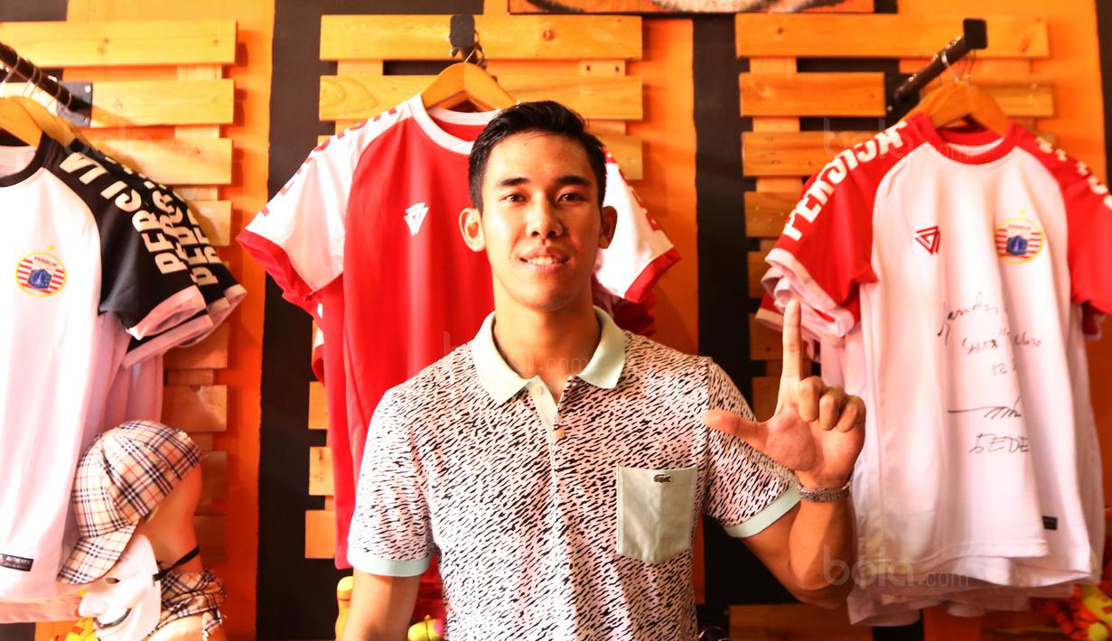 Pemain Persija Jakarta, Ryuji Utomo hadir pada peresmian The Jakmania Store di Percetakan Negara, Selasa (12/9/2017). Persija dan The Jakmania resmi meluncurkan 43 store di Jabodetabek. (Bola.com/Nicklas Hanoatubun)