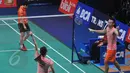 Ganda campuran, Zhang Nan/Zhao Yunlei melakukan selebrasi usai mengalahkan Tontowi/Liliyana di semifinal BCA Indonesia Open Superseries Premier 2015, Jakarta, Sabtu (6/6/2015).  Tontowi/Liliyana kalah 21-16, 15-21, 18-21. (Liputan6.com/Herman Zakharia)