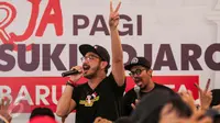 Giring Ganesha, pentolan Grup Band Nidji, menghibur warga dan relawan di Rumah Lembang, Jakarta, Rabu (1/2). Giring bersama komedian, Mongol menggelar aksi solidaritas sebagai bentuk dukungan kepada pasangan Ahok - Djarot. (Liputan6.com/Gempur M Surya)
