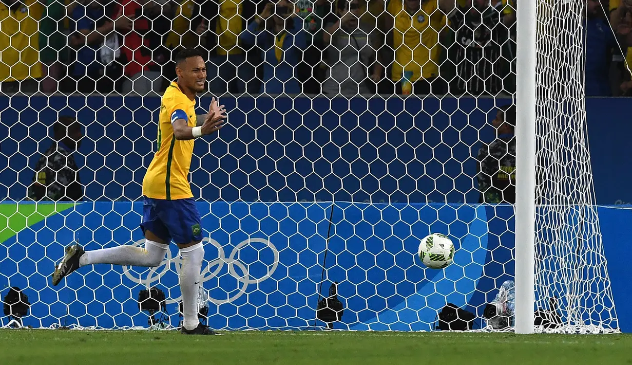 Neymar melakukan selebrasi usai membobol gawang Jerman lewat tendangan penalti saat final di Stadion Maracana, Rio de Janeiro, (21/8/2016) dini hari WIB. (AFP/Vanderlei Almeida)