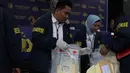 Barang bukti yang diamankan berupa tempat tidur untuk tindakan aborsi, sarung tangan karet, kapas yang bernoda darah pasien, obat-obatan, alat tenakulum, alat spekulum sim dan mesin saksen atau vakum serta selang tabung vakum. Tampak dalam foto, personel dari Direktorat Reserse Kriminal Khusus Polda Metro Jaya membawa barang bukti pengungkapan kasus praktik aborsi illegal di Mapolda Metro Jaya, Jakarta, Rabu (17/12/2025). (merdeka.com/magang/Rendi Saputra)