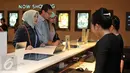 Sandiaga Uno dan keluarga saat akan membeli tiket film"Surat Cinta Untuk Kartini" di XXI Senayan City, Selasa (24/5). Bacagub DKI Jakarta itu mengaku mendukung perfilman Indonesia dan industri kreatif. (Liputan6.com/Johan Tallo)