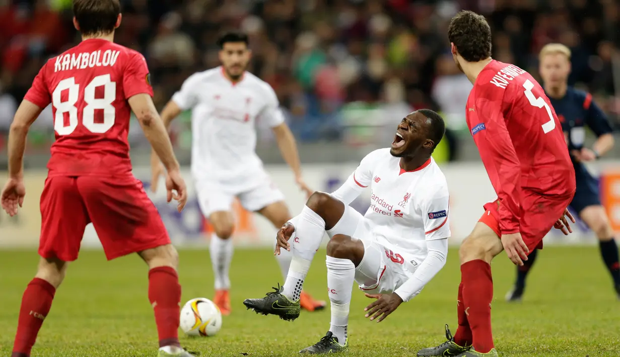 Penyerang Liverpool, Christian Benteke (tengah) terlihat kesakitan usai dilanggar pemain Rubin Kazan pada lanjutan Liga Europa Grup B di Kazan Arena, Rusia, (6/11). Liverpool menang atas tuan rumah Rubin Kazan dengan skor 1-0. (Reuters/Henry Browne)