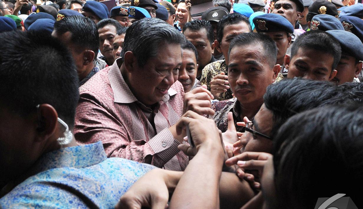 Ratusan Mahasiswa langsung menyerbu SBY untuk bisa berjabat tangan, Tangsel, Rabu (10/12/2014). (Liputan.com/Herman Zakharia)