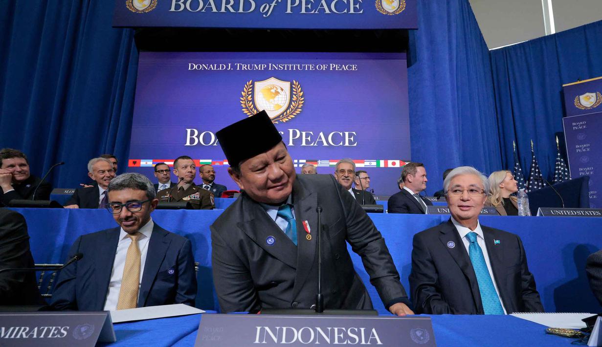 Presiden Republik Indonesia, Prabowo Subianto (tengah) saat menghadiri pertemuan perdana Dewan Perdamaian di Institut Perdamaian Donald J. Trump di Washington DC, Amerika Serikat, pada Kamis 19 Februari 2026. Dalam pertemuan perdana Board of Peace di Amerika Serikat pada Kamis 19 Februari waktu setempat, Presiden Prabowo Subianto menyatakan Indonesia sepenuhnya mendukung rencana 20 poin perdamaian yang digagas Presiden Amerika Serikat (AS) Donald Trump. (Chip Somodevilla/Getty Images North America/Getty Images via AFP)