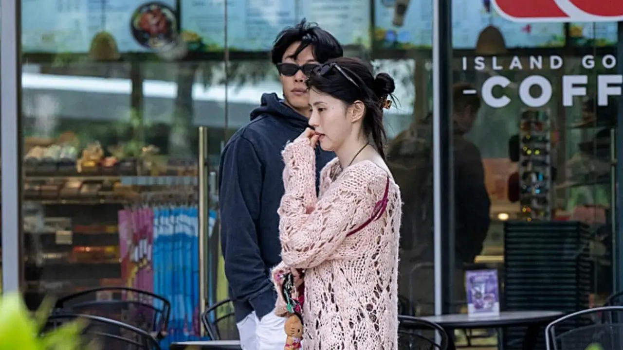 Dispatch memperlihatkan kegiatan Han So Hee dan Ryu Jun Yeol di Hawaii. [Foto: Instagram/koreadispatch]