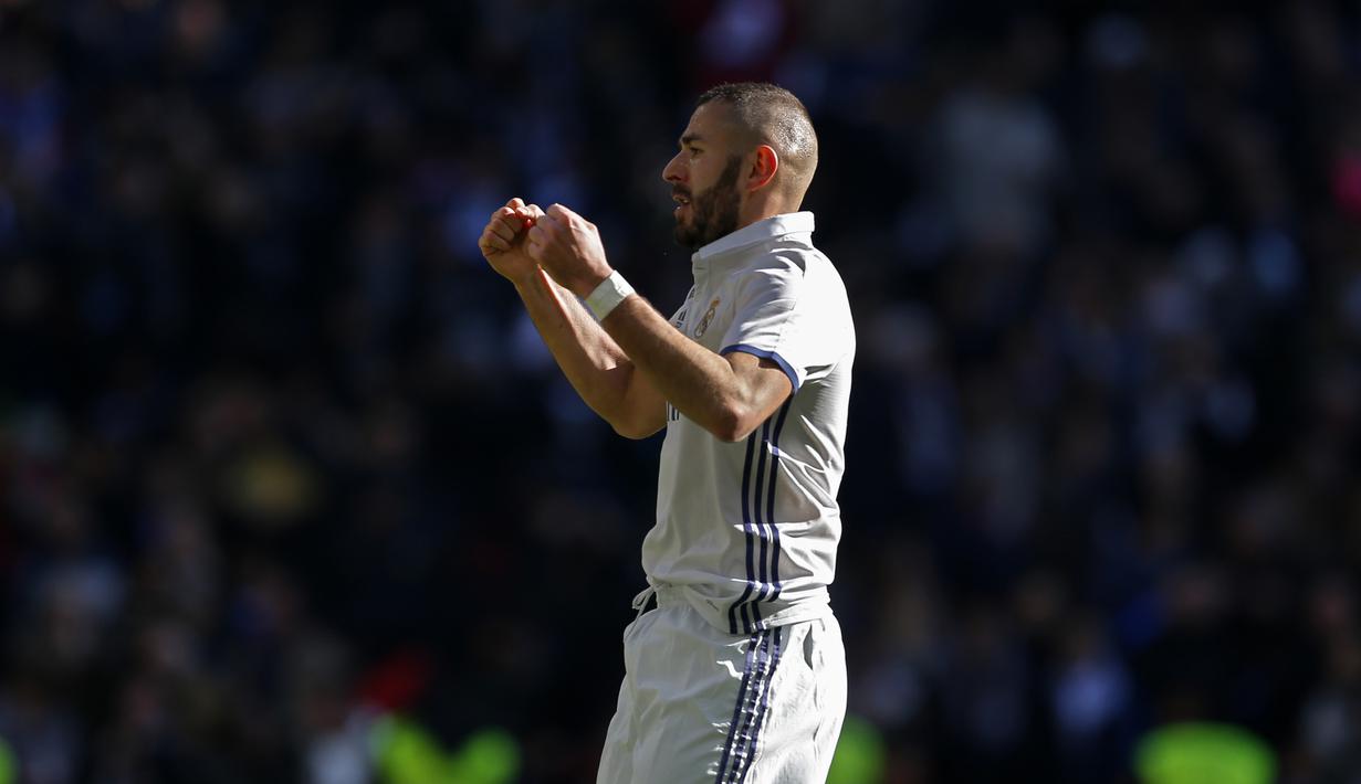 Pemain Real Madrid, Karim Benzema pemain yang berasal dari Prancis yang ikut ambil bagian dalam duel Real Mandrid kontra Sevilla. (AP/Francisco Seco)