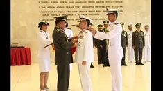 Panglima TNI Jenderal TNI Dr. Moeldoko menyematkan Tanda Kehormatan Republik Indonesia Bintang Jalasena Utama kepada Pangab Korea di Mabes TNI Cilangkap, Jakarta Timur, Selasa (20/01/2015). (Puspen TNI)