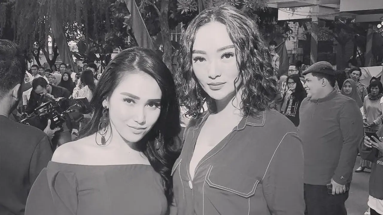 [Bintang] Ayu Ting Ting dan Zaskia Gotik