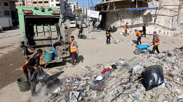 Sambut Ramadan, Warga Gaza Bersihkan Sampah dan Reruntuhan