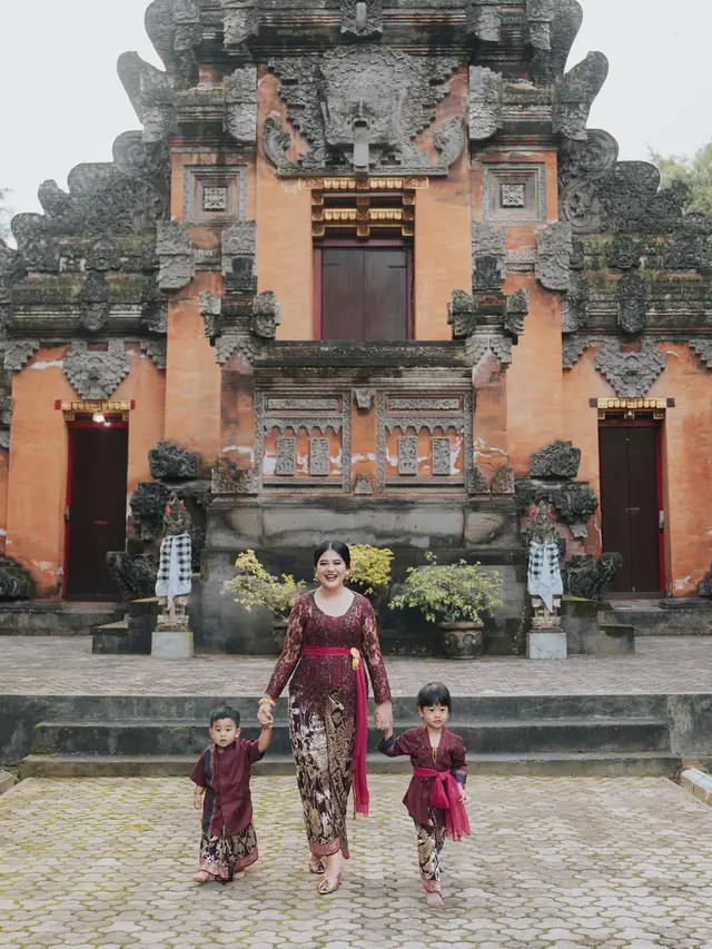 Potret Kahiyang Ayu Ucapkan Selamat Hari Raya Nyepi, Cantik dengan Kebaya Bali Diduplikasi Kedua Buah Hati