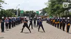 Mahasiswi Politeknik Kesehatan Jakarta III bertepuk tangan selama 56 detik pada Hari Kesehatan Nasional ke-56 di Jatiwarna, Bekasi, Jawa Barat, Kamis (12/11/2020). Kegiatan tersebut merupakan bentuk apresiasi terhadap tenaga medis yang berjuang selama pandemi COVID-19. (Liputan6.com/Herman Zakharia)