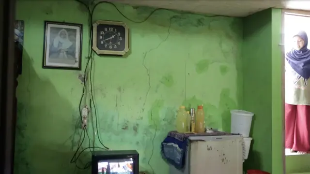 Dinding Rumah Retak Akibat Penurunan Tanah