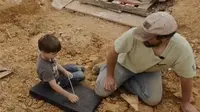 Bocah penemu tulang yang diduga milik dinosaurus langka. (Dallas News/YouTube)
