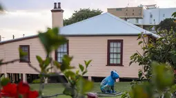 Patung koala terlihat di luar sebuah museum di Port Macquarie, New South Wales, Australia (8/10/2020). Sebuah acara bertajuk Hello Koalas Sculpture Trail 77 patung koala di berbagai lokasi dalam radius 10 km, digelar di kota pesisir tersebut untuk menarik wisatawan. (Xinhua/Bai Xuefei)