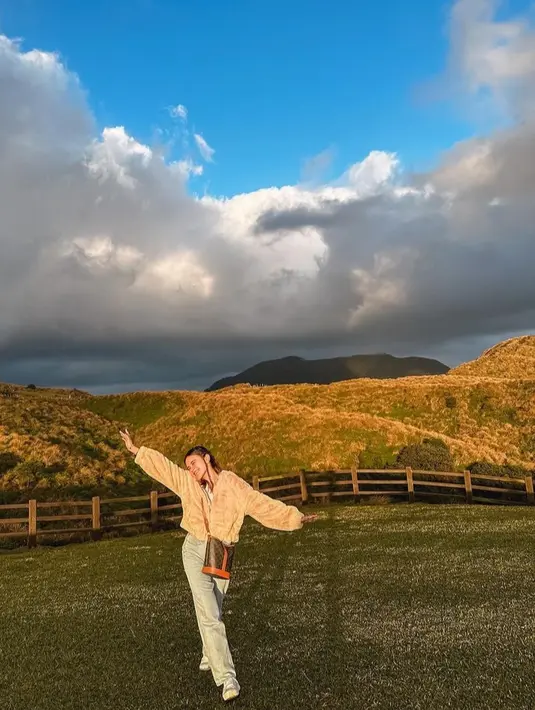 Atau potret satu ini, ia memadukan faux fur jacket dengan celana panjang dan sneakers putih. @audimarissa.