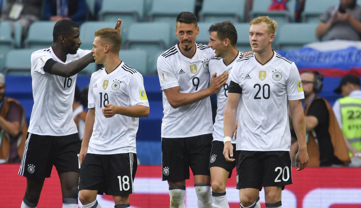 Para pemain Jerman merayakan gol Leon Goretzka pada laga grup B Piala Konfederasi 2017 di Fisht Stadium, Sochi, Rusia, (19/6/2017). Jerman menang 3-2. (AP/Martin Meissner)