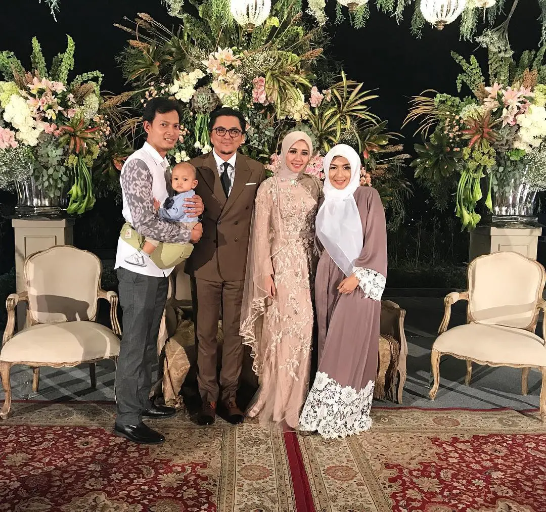 Fedi Nuril dan keluarga saat menghadiri resepsi pernikahan Laudya Cynthia Bella dan Engku Emran di Bandung. (Instagram - @laudyacynthiabella)