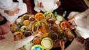 Suasana saat warga memakan makanan tradisional di sebuah restoran di Riyadh, Arab Saudi, 8 Maret 2018. Sebanyak 20 situs Islam penting di Makkah dan Madinah sedang direhab dan disiapkan untuk menerima pengunjung. (AP Photo/Amr Nabil)