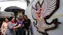 Presiden ke-5 RI Megawati Soekarnoputri saat akan mewarnai mural bergambar Garuda Pancasila di dinding TPS sebelum mengikuti proses pencoblosan Pilkada DKI 2017, di TPS 027 Kebagusan, Jakarta Selatan, Rabu (15/2). (Liputan6.com/Helmi Fithriansyah)