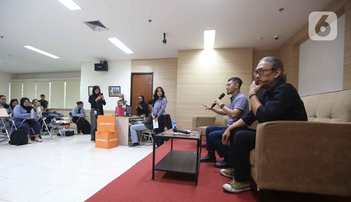 Melalui acara ini peserta berkesempatan berdialog langsung dengan para pembicara. Tampak dalam foto, Social Media Manager KapanLagi Youniverse, Eko Setiawan bersama Managing Editor Liputan6.com, Edu Krisnadefa, saat menyimak pertanyaan mahasiswa pada program Liputan6.com Connect di kampus Vokasi Universitas Indonesia, Depok, Jawa Barat pada 11 November 2025. (Liputan6.com/Helmi Fithriansyah)