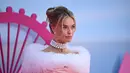 Dia tampak sangat sensasional dalam balutan gaun pink muda yang diikat di bagian pinggang dengan korset berkorset sebelum jatuh ke kereta yang glamor. (AFP/Justin Tallis)