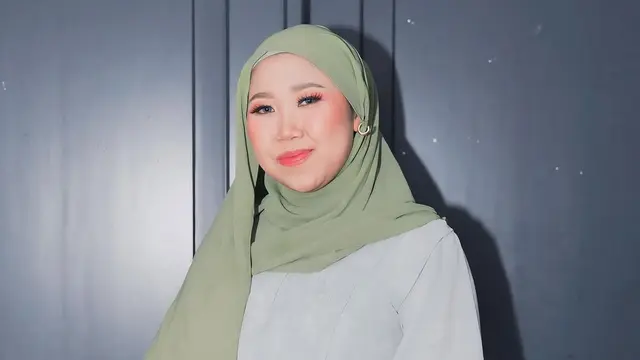Potret Kiky Saputri Tampil Berhijab saat Hadiri Acara Kajian. (instagram/kikysaputrii)