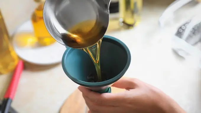 4 Tips Mudah Menyimpan Minyak Goreng Bekas Biar Aman dan Awet