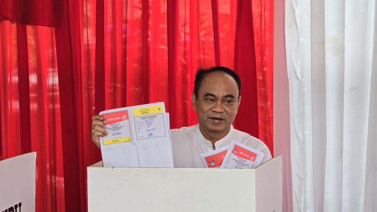 Menkominfo Budi Arie Setiadi menunjukkan surat suara usai mencoblos di TPS 001 Komplek Menteri Taman Widya Chandra Jakarta