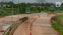 Suasana proyek pembangunan jalan tol ruas Serpong - Cinere di Tangerang Selatan, Banten, Selasa (16/2/2021). Konstruksi fisik jalan bebas hambatan berbayar sepanjang 14,19 kilometer tersebut akan tuntas pada April 2021 mendatang. (Liputan6.com/Faizal Fanani)