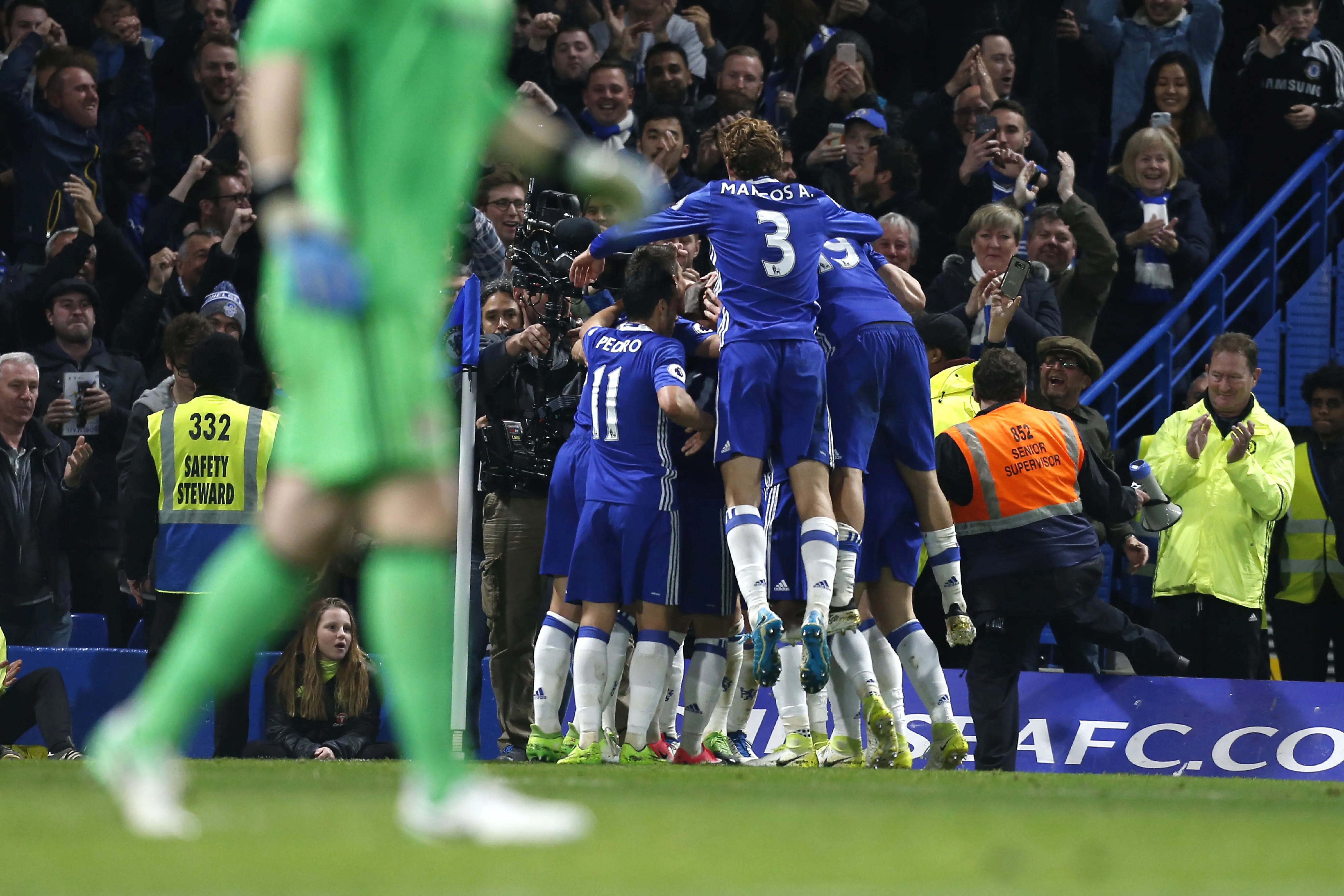 Para pemain Chelsea merayakan gol Nemanja Matic ke gawang Bournemouth. (Ian KINGTON / AFP)