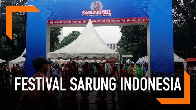 Festival Sarung Indonesia untuk pertama kalinya digelar di pelataran Plaza Tenggara Senayan.