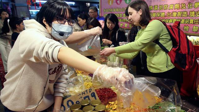 Warga Belanja Kebutuhan Imlek di Taiwan