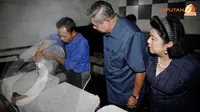 Presiden SBY dan Ibu Ani sedang memperhatikan cara pembuatan tahu Sumedang yang sedang dilakukan oleh seorang pekerja (Rumgapres/Abror Riski)