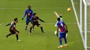 Pemain Liverpool Mohamed Salah (kiri) mencetak gol ke gawang Crystal Palace pada pertandingan Liga Inggris di Selhurst Park, London, 19 Desember 2020. Crystal Palace kebobolan tujuh gol dalam pertandingan kandang untuk kali pertama kali sepanjang sejarah mereka. (Adam Davy/Pool via AP)