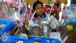 Seorang anak sedang memilih perlengkapan alat tulis sekolah, Jakarta, Minggu (26/7/2015). Jelang tahun ajaran baru 2015/2016, penjualan buku tulis dan perlengkapan sekolah diperkirakan terus meningkat hingga Agustus mendatang. (Liputan6.com/Yoppy Renato)