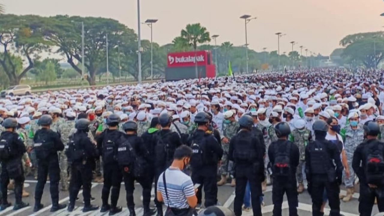Ribuan simpatisan pemimpin FPI Rizieq Shihab mulai memadati kawasan Bandara Soekarno Hatta