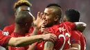 Pemain Bayern Munchen, Arturo Vidal, disambut rekan-rekannya setelah mencetak gol ke gawang Benfica pada leg pertama babak perempat final Liga Champions di Allianz Arena, Munchen, Rabu (6/4/2016) dini hari WIB. (AFP/Christof Stache)